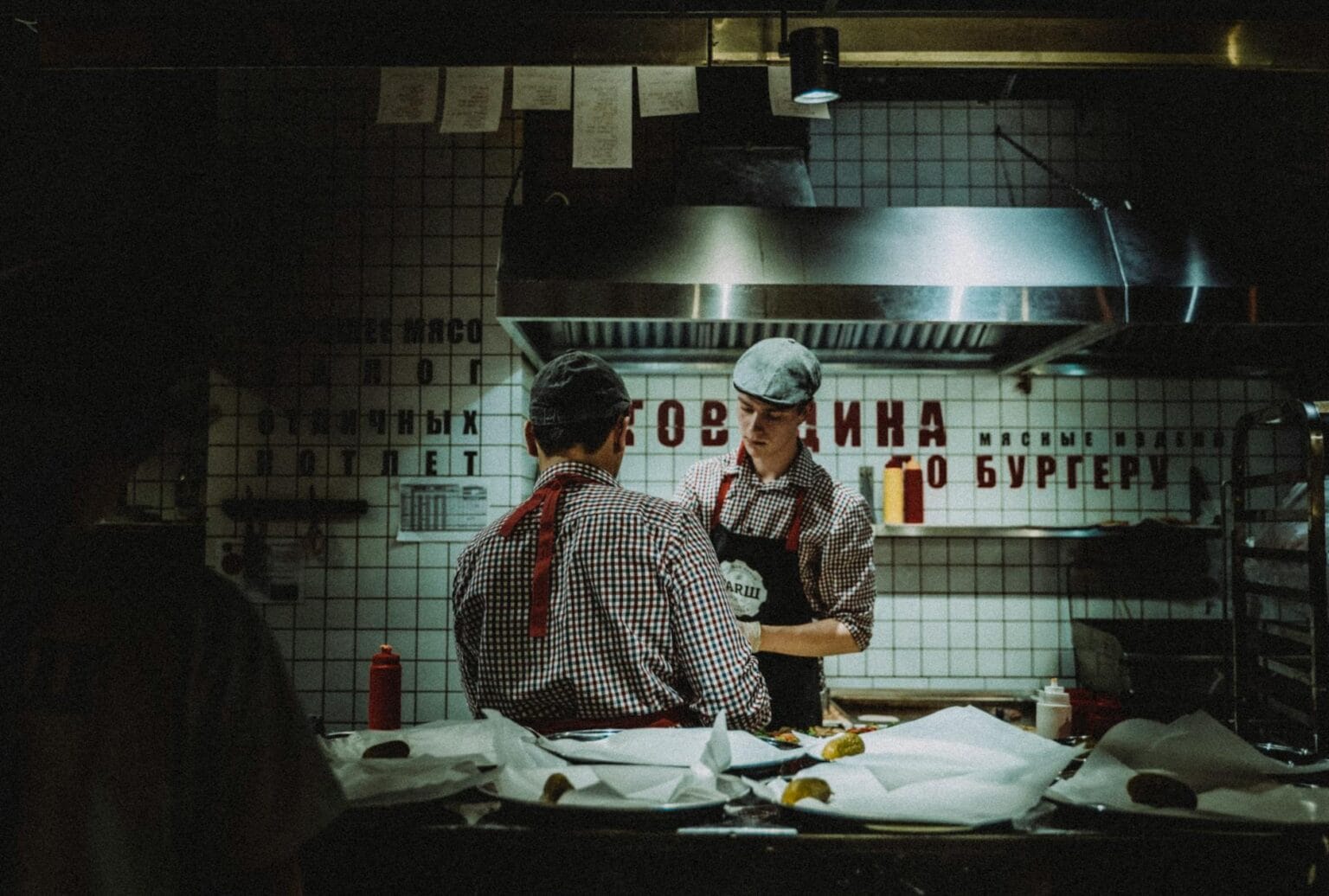 profesjonalna kuchnia gastronomiczna - czyszczenie wentylacji w restauracji