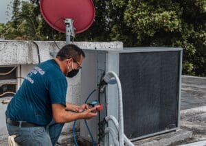 czyszczenie klimatyzacji split przez profesjonalnego technika serwisowego Fastclean